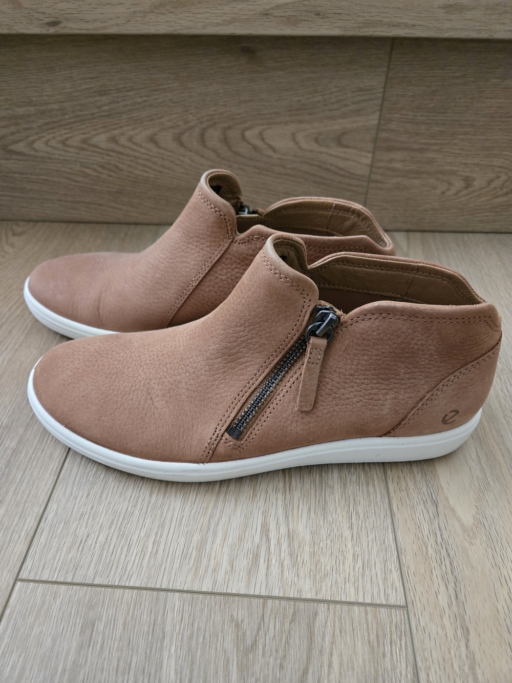 ECCO Soft 7 Women's Nubuck Zip Bootie